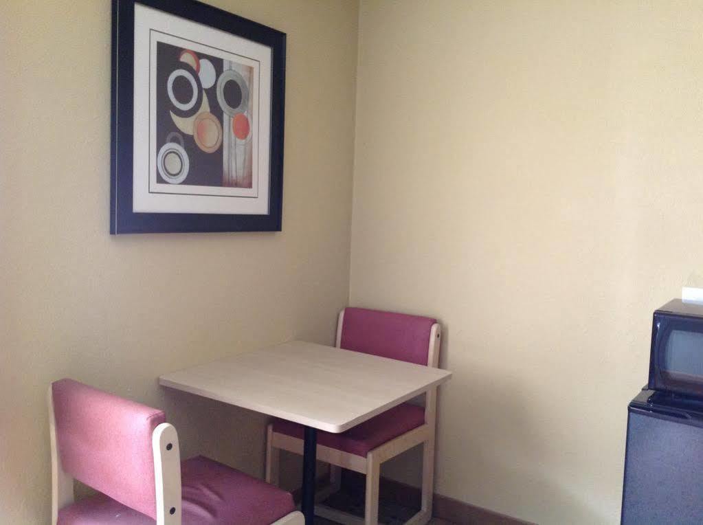 Red Roof Inn Raleigh North-Crabtree Mall-Lenovo Center Eksteriør bilde